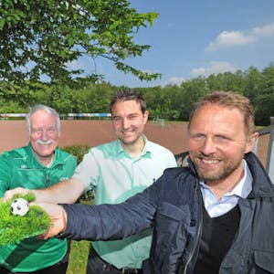 Beisitzer Ferdinand Niebel, TuS-Vorstandsvorsitzender Arne Kahr und Oberbürgermeister Uwe Richrath (von links) freuen sich über die Modernisierung der Anlage in Quettingen