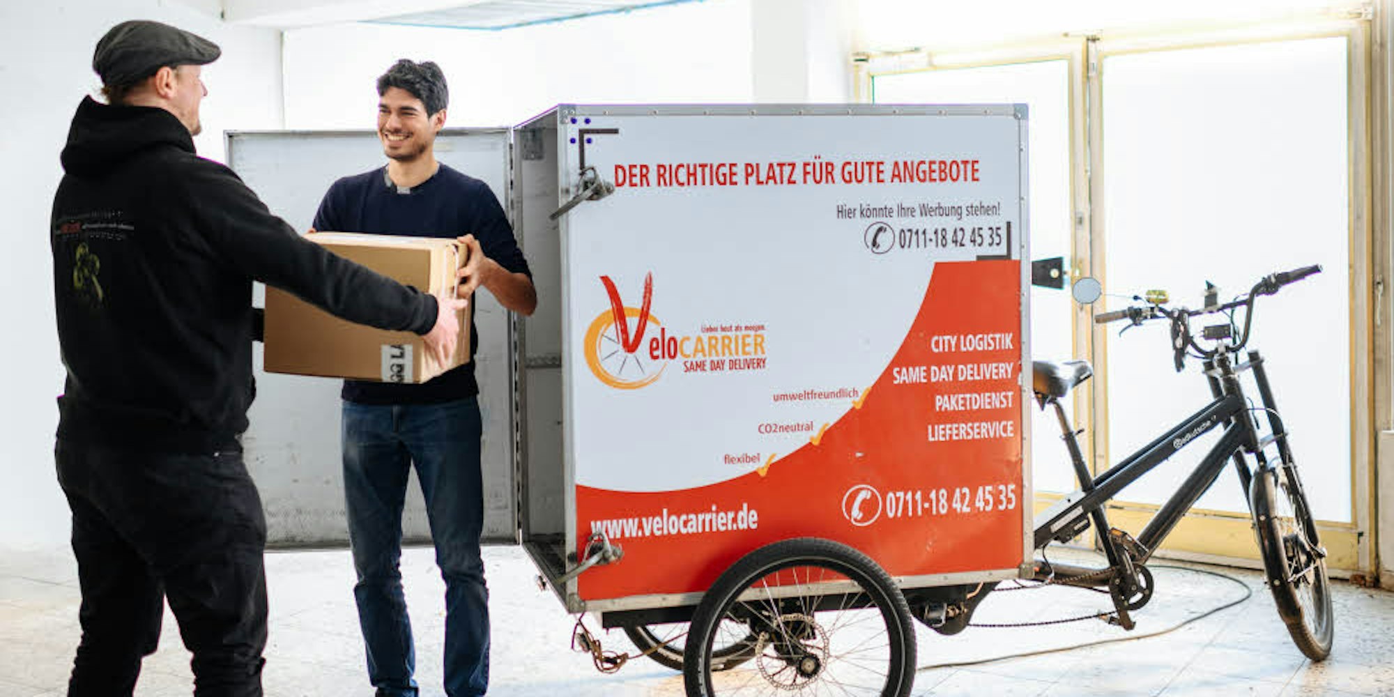 Umweltfreundliche Pakettransporte mit Lastenrädern bieten Daniel Kopf (r.) und Johannes Dörr von „Velocarrier“ an.