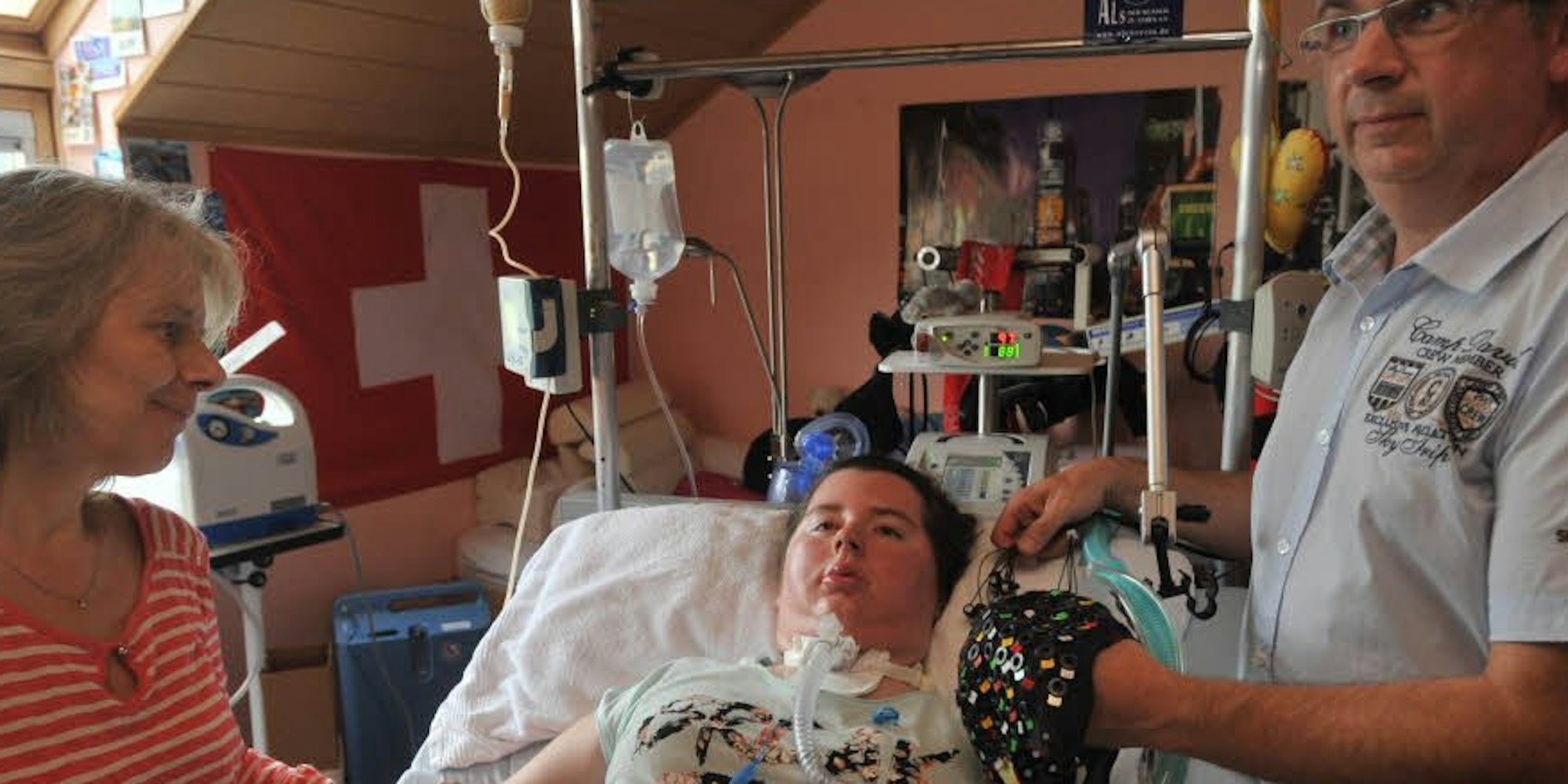 Kämpfen und hoffen: Die an ALS erkrankte Kerstin Wirth ist seit zwei Jahren an ihr Bett gefesselt und wird von ihren Eltern Margit und Jörg sowie Pflegern rund um die Uhr betreut.