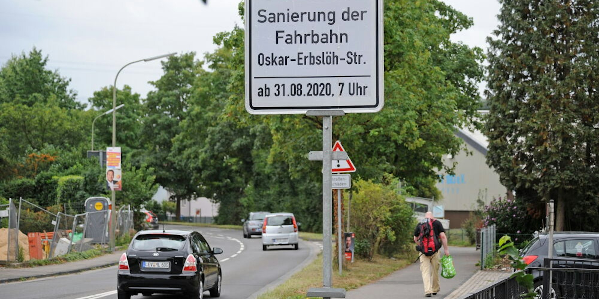 Umleitungs-Tafeln kündigen die monatelange Vollsperrung der Oskar-Erbslöh-Straße an. Die Baustelle beginnt am Montag.