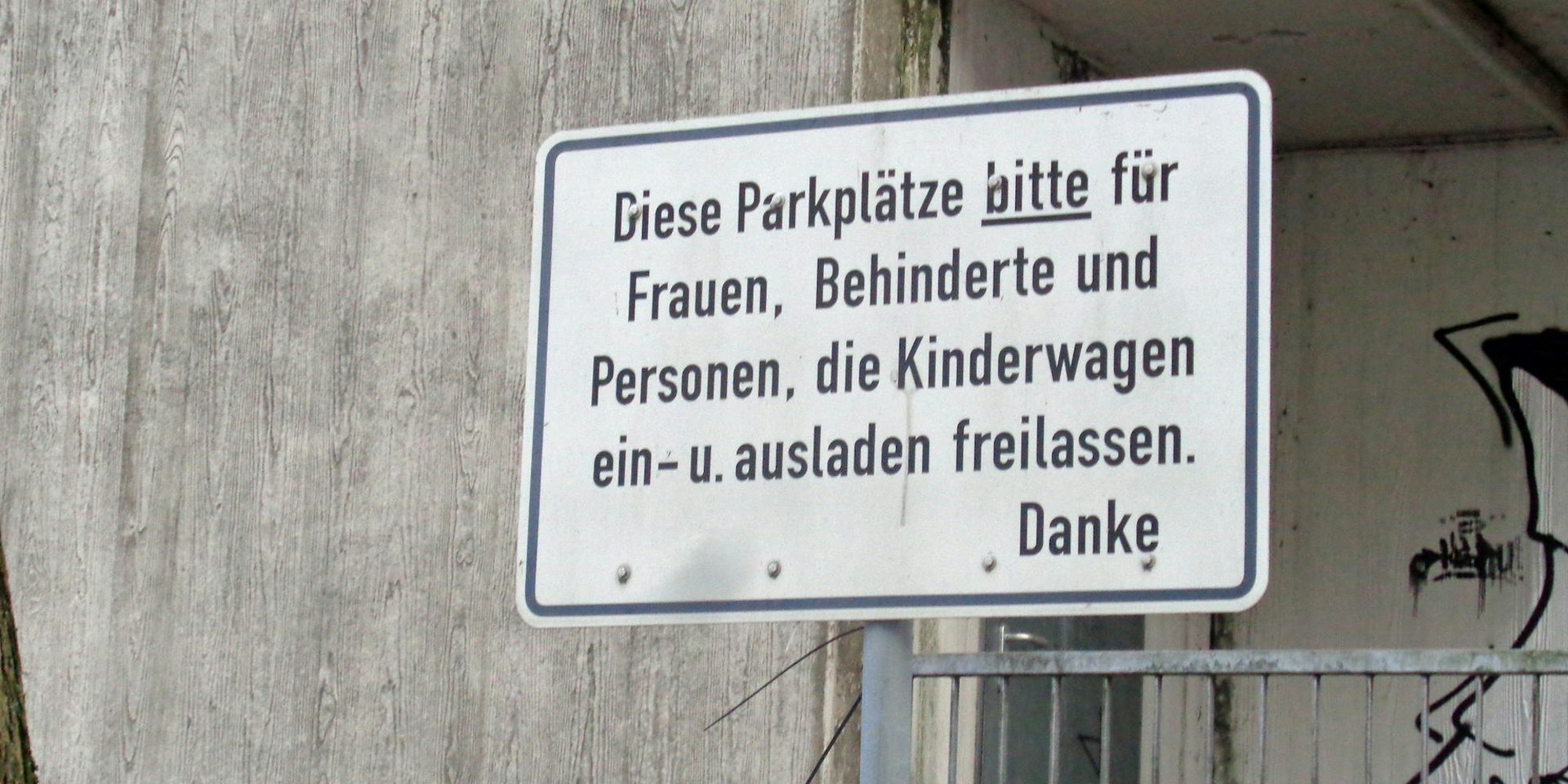 Die Frechener Stadtverwaltung lässt das Schild entfernen.