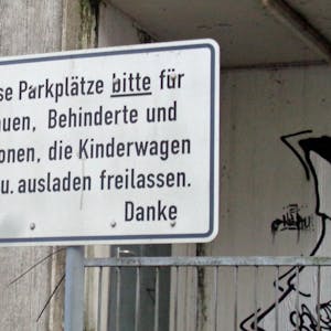 Die Frechener Stadtverwaltung lässt das Schild entfernen.