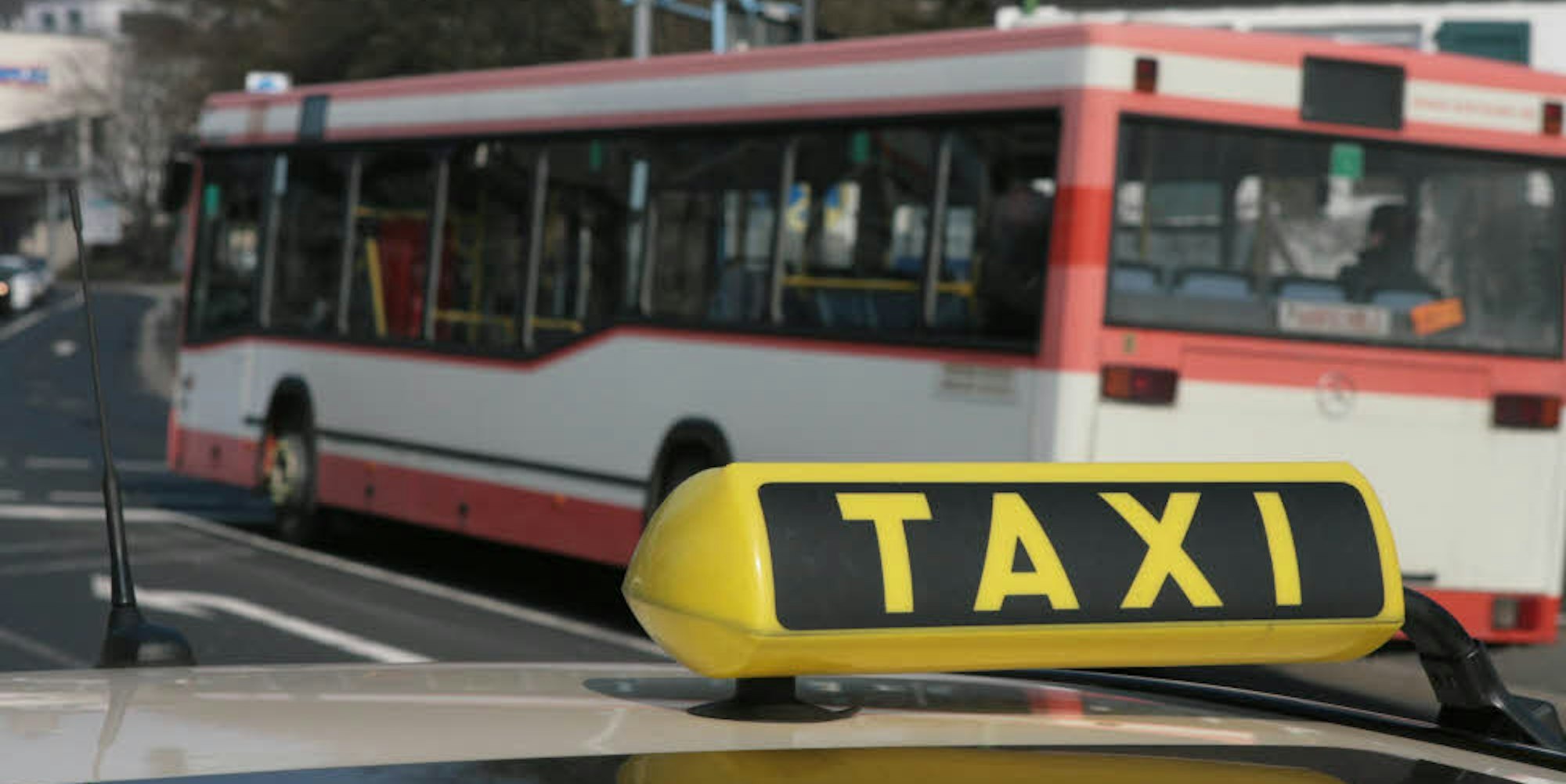 In Köln setzt man auf Ersatzbusse, in Düsseldorf rollen Taxis. (Symbolbild)