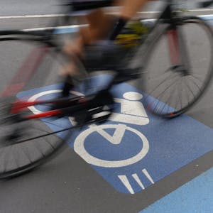 Auf dem geplanten Radschnellweg sollen Fahrradfahrer zügig von Frechen nach Köln kommen.