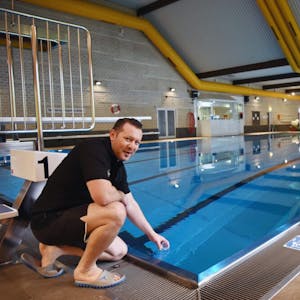Schwimmmeister Christian Pazour nimmt im Lindlarer Parkbad eine Wasserprobe.