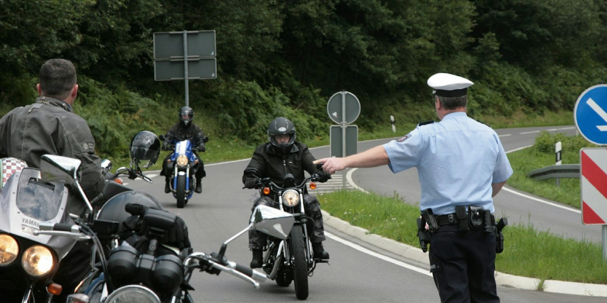 Motorradfahrer, die trotz Sperrung auf der K 19 fuhren, wurden von der Polizei angehalten.