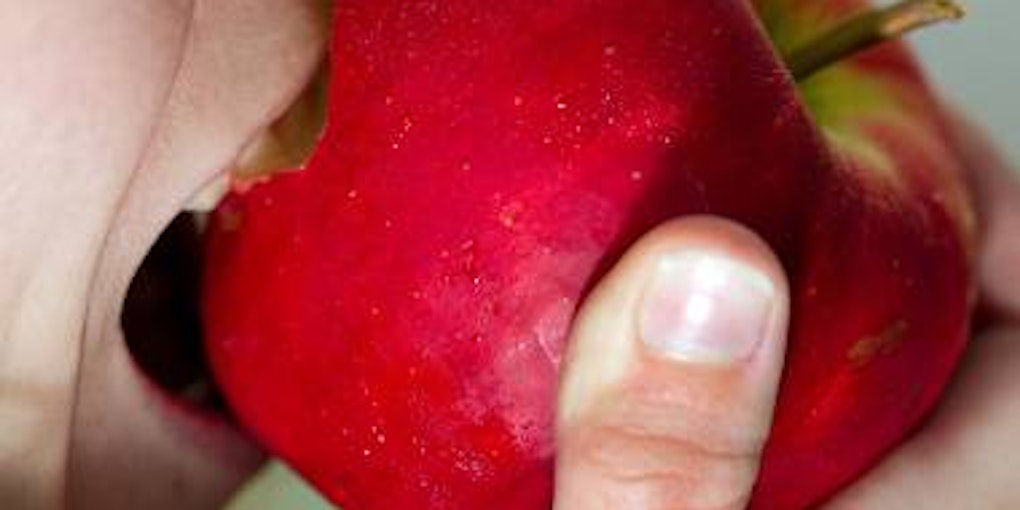 Auch Allergiker können in Äpfel beißen: Ältere Apfelsorten sind für sie verträglicher. (Bild: dpa)