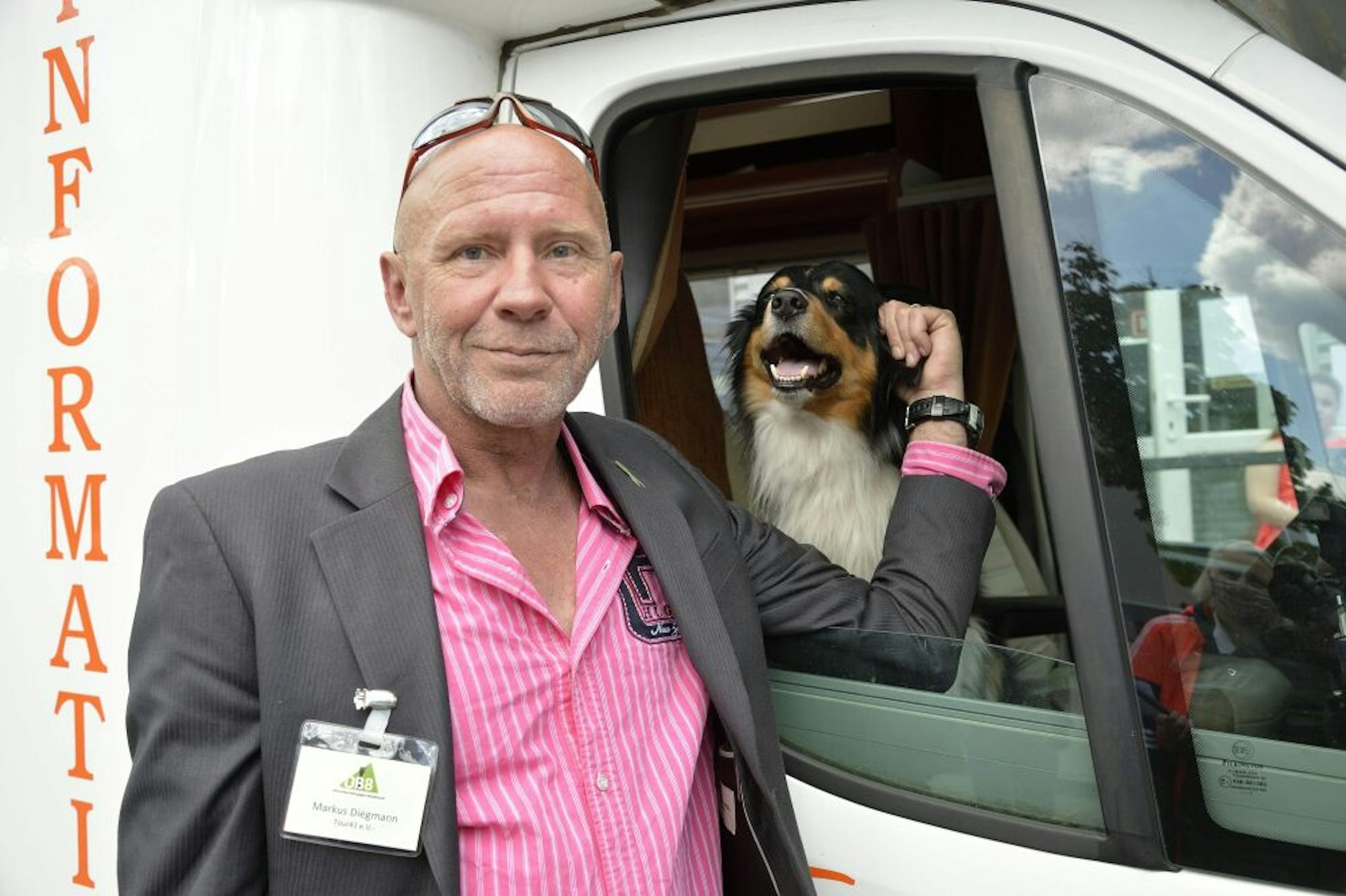 Im Wohnmobil tourt Initiator Markus Diegmann durch die Republik. Immer dabei ist Therapiehund Picasso.