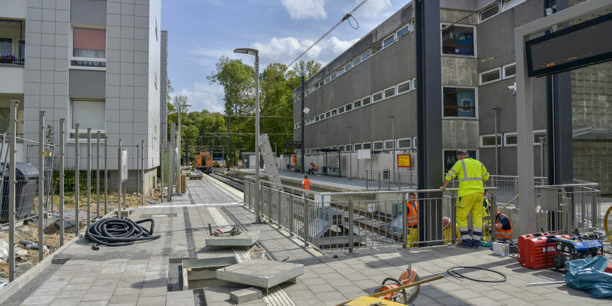 Letzte Hand wird angelegt an die neue Endhaltestelle der Linie 3: Görlinger Zentrum. Ab Montag geht der zusätzliche Streckenabschnitt in Betrieb. Rund 50 Jahre brauchte die Umsetzung.