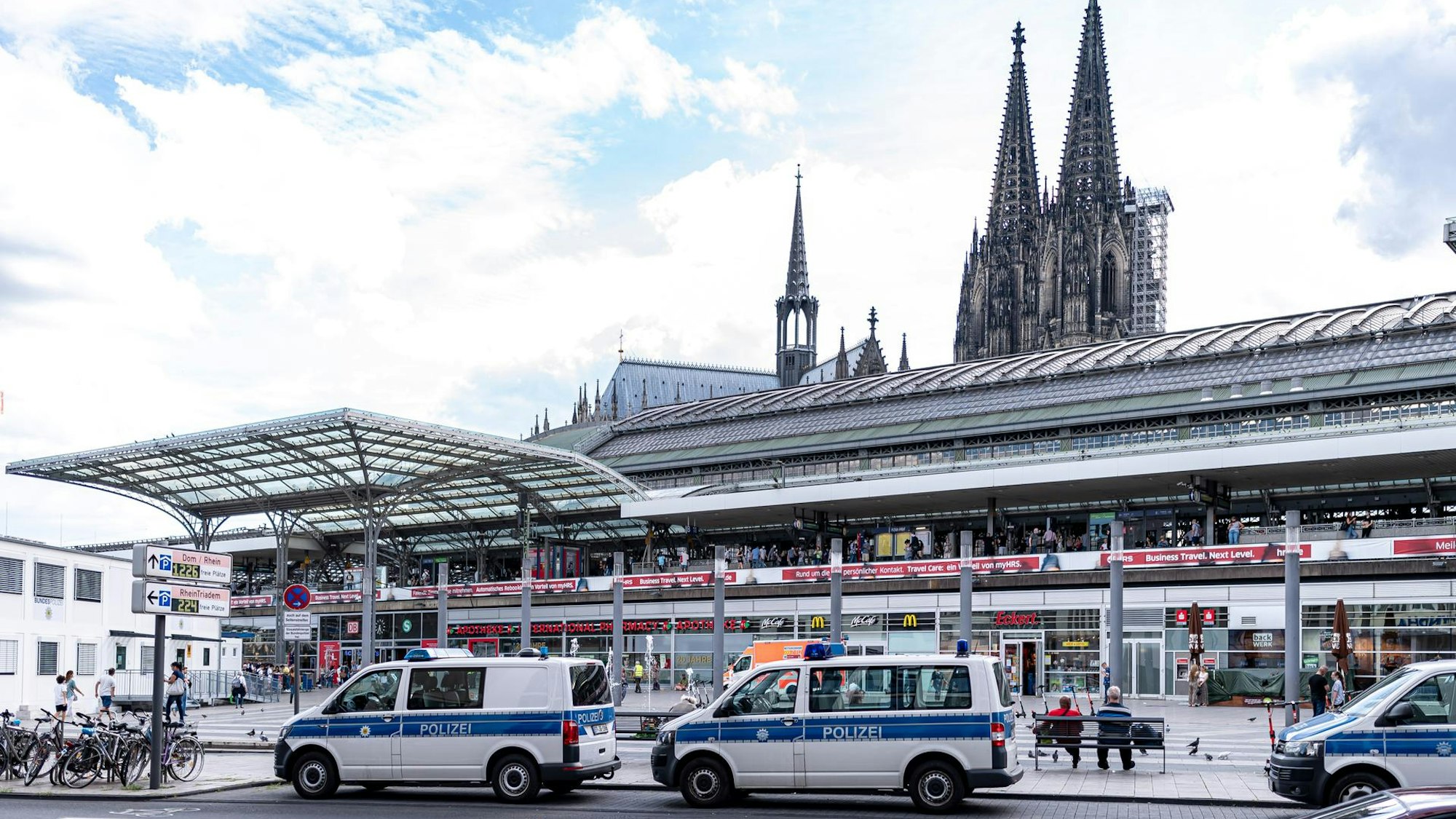 Polizei-Autos stehen am Breslauer Platz vor dem Kölner Hauptbahnhof.