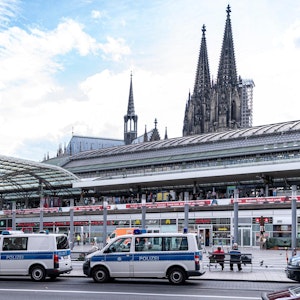 Polizei-Autos stehen am Breslauer Platz vor dem Kölner Hauptbahnhof.