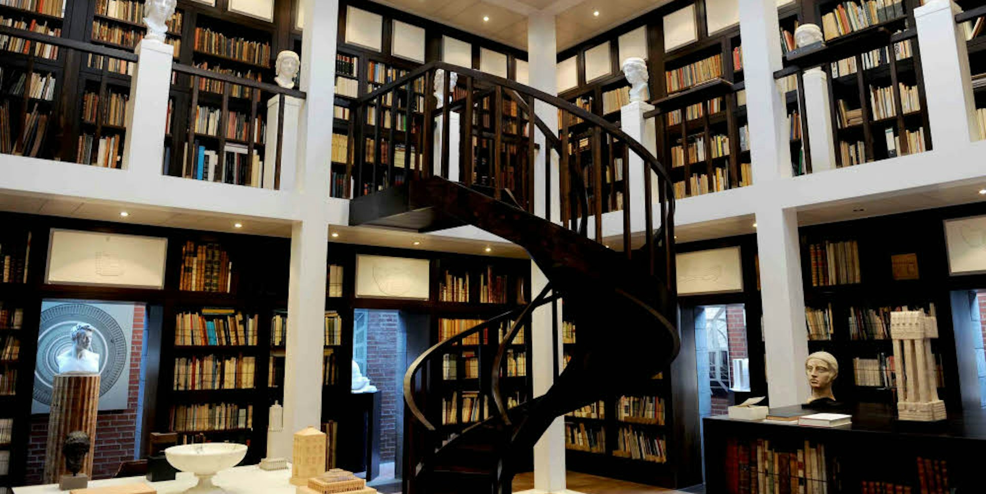 Wie fast immer bei Ungers ist der Würfel die Grundform auch in seiner Bibliothek. 