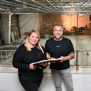 Fortgeschritten sind die Arbeiten im Saal von Haus Burgpark. Ali Aydogdu, hier mit Mitarbeiterin Fatma Sahin, will 2021 eröffnen.