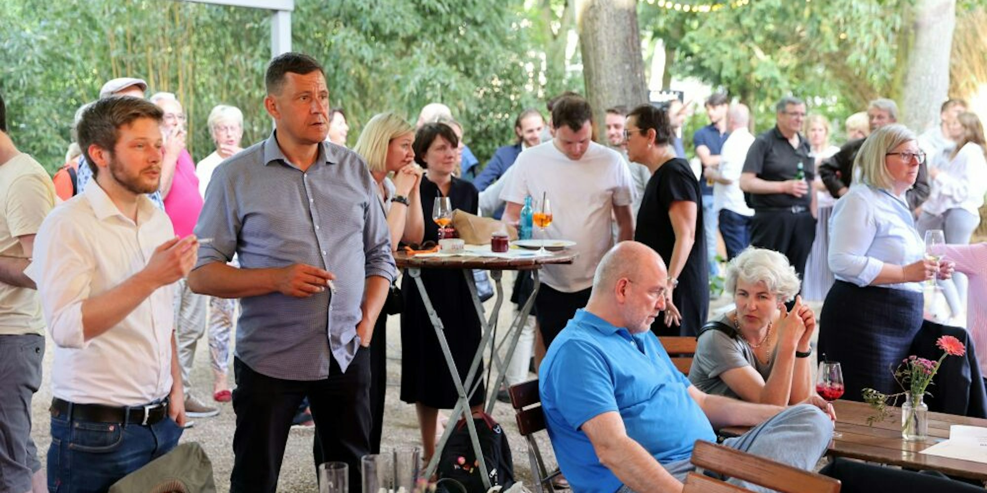 Tristesse im Stadtgarten: Die FDP um Kölns Parteichef Ralph Sterck (vorne, blaues Shirt) bei der Ursachenforschung.