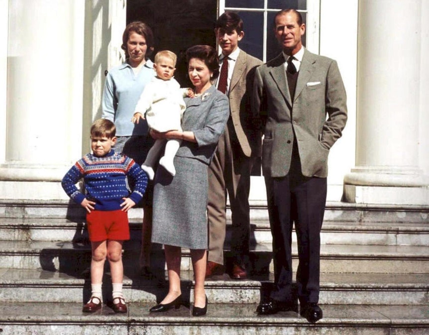 Prinz Philip mit der Queen und den gemeinsamen Kindern 1997 kurz vor ihrer Goldhochzeit