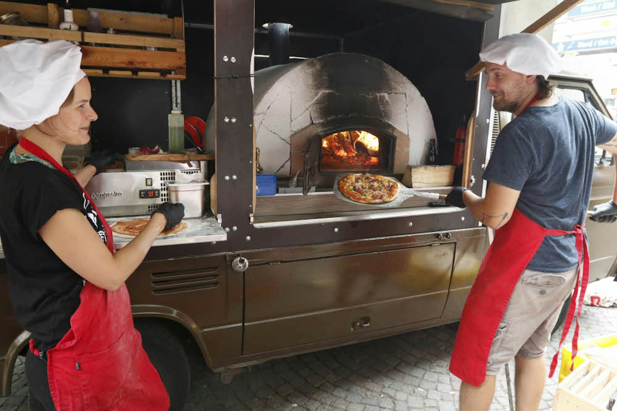 Eine heiße Empfehlung – die knusprige Pizza aus dem mit Holz befeuerten Ofen vom „Pizza Prinzip“