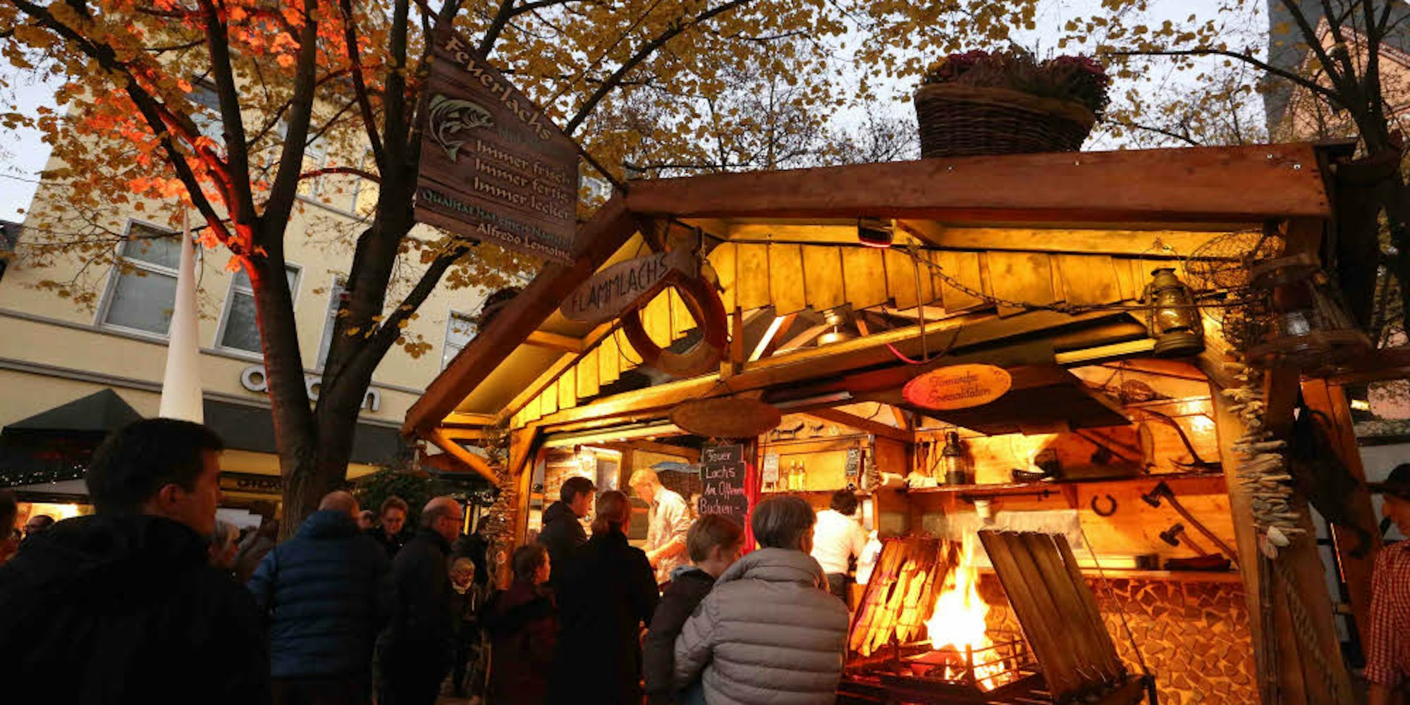 Flammlachs und Glühwein verkauften sich auch bei lauen Herbsttemperaturen gut. Viele schätzen die besondere Atmosphäre des Marktes.