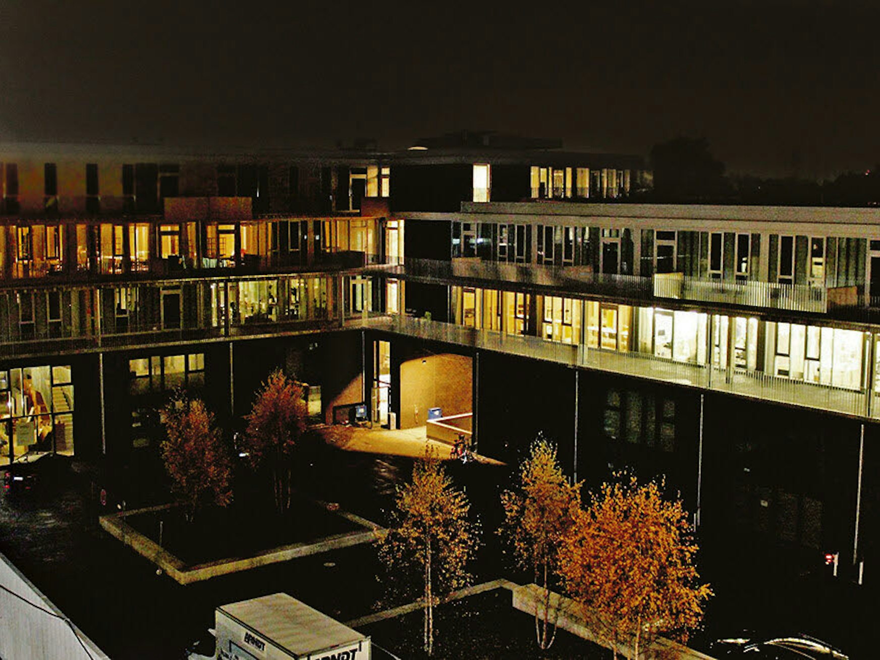 Der abendlich erleuchtete Neubau des Architekturbüros Lepel & Lepel