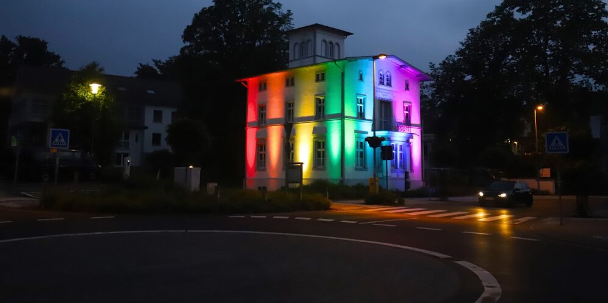 In den Farben des Regenbogens erstrahlte das Weiße Haus in Hellenthal am Abend des Spiels Deutschland gegen Ungarn.