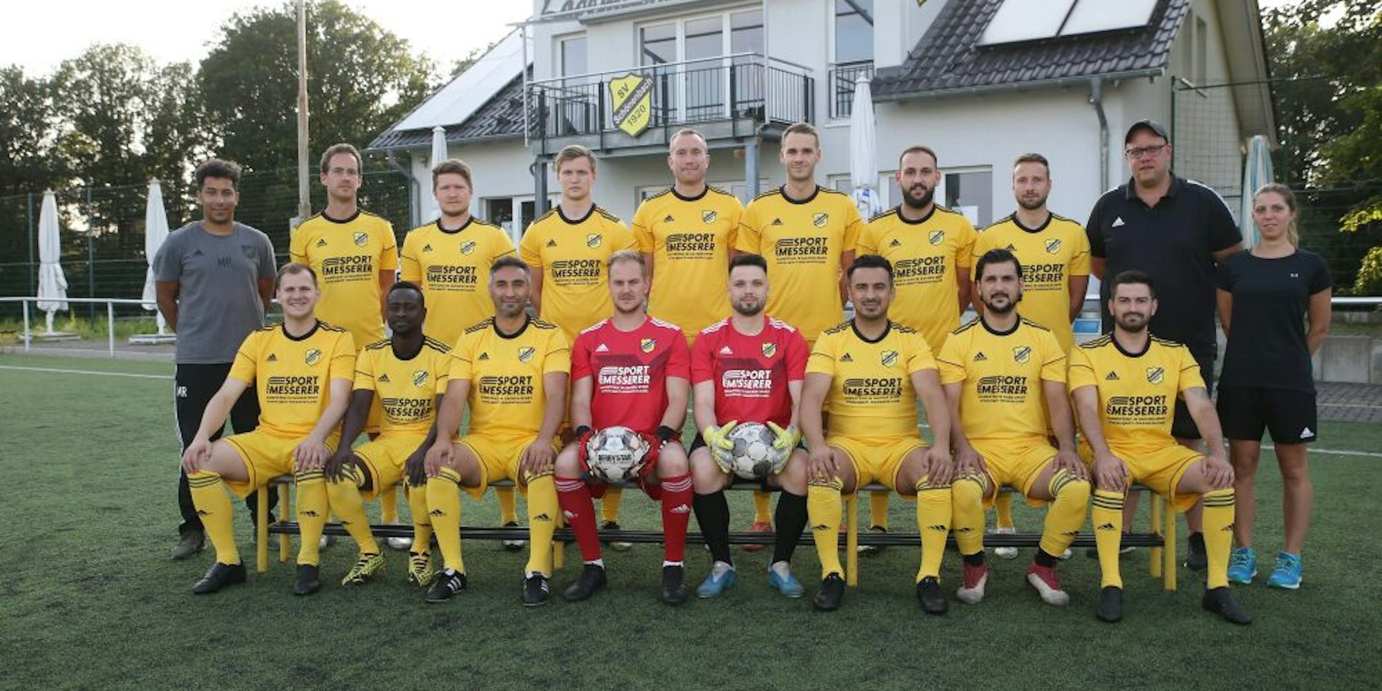 Der Aufstieg in die Bezirksliga bleibt das Ziel von Trainer Michael Reed (h.l.) und den Fußballern des SV Schönenbach.
