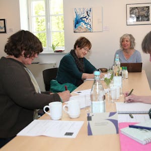 Ihre Gedanken zu ihrem Berufsalltag und dem Wert der Arbeit in ihrem Leben hielten die Workshopteilnehmerinnen gemeinsam mit Regionenschreiberin Ulrike Anna Bleier (M.) schriftlich fest.