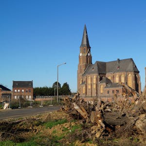 Nur noch wenige Häuser, darunter die Kirche, stehen in Manheim-alt.