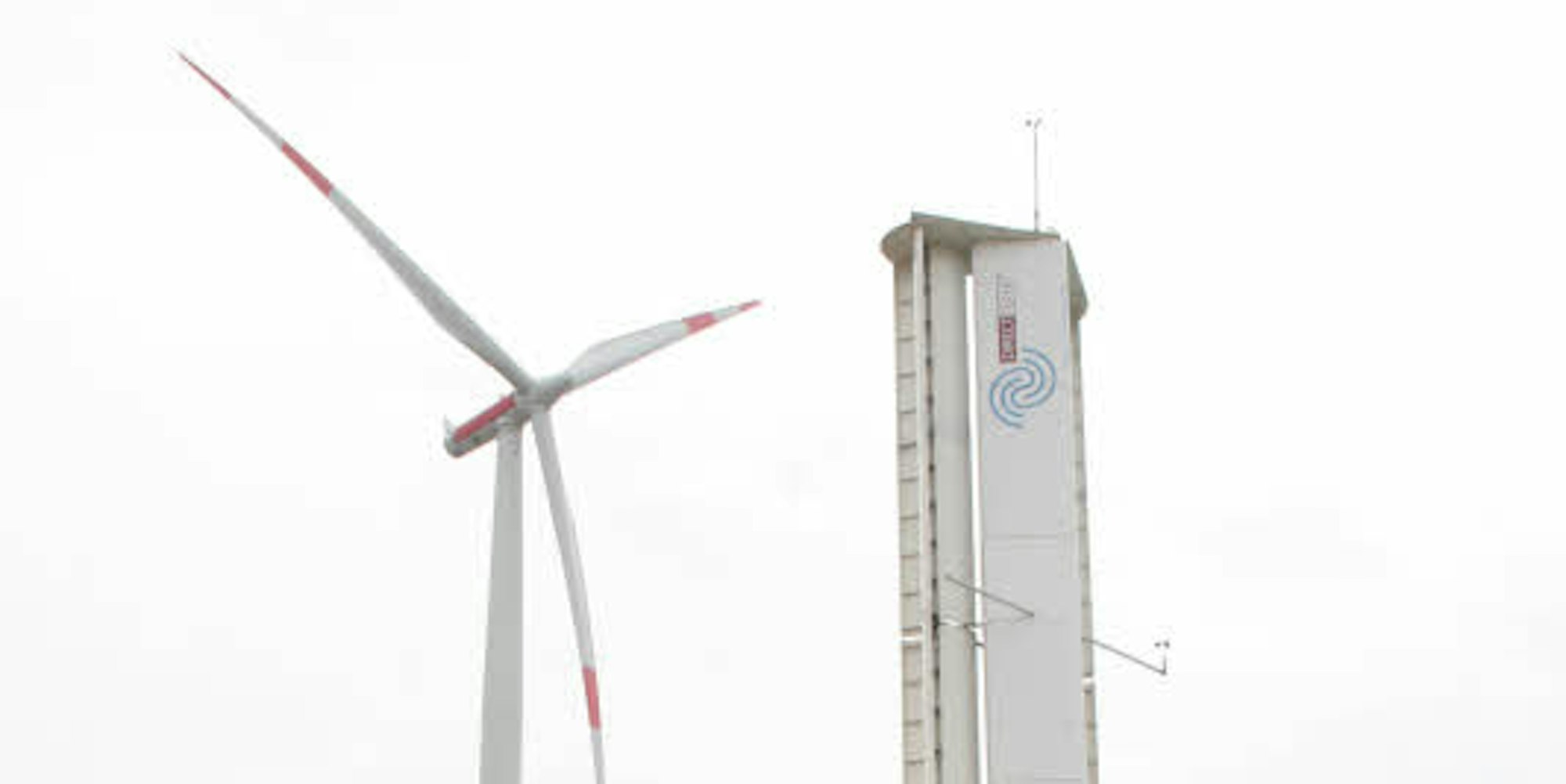 Gerade einmal 20 Meter hoch ist die Windenergieanlage, die ohne Flügel auskommt. Da sie kaum Geräusche erzeugt, kann sie auch in der Nähe von Häusern aufgebaut werden.