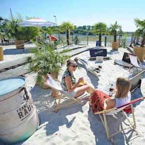 Strandsitze im feinen Sand, Cocktails unter Palmen – so entspannend exotisch kann es in Leverkusen sein.