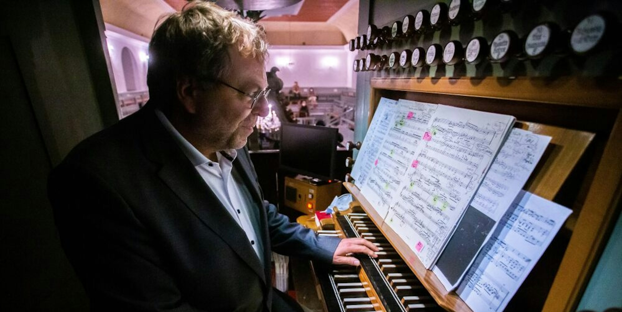 Prof. Torsten Laux spannte beim Orgelkonzert in der evangelischen Kirche in Eckenhagen einen weiten Barockbogen.