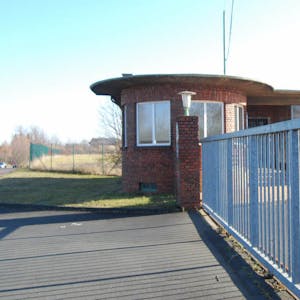 Der Eingang der früheren Westdeutschen Steinzeugwerke am Pützbergring in Euskirchen.