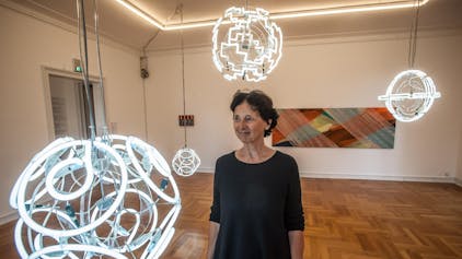 Glückliche Kuratorin auf Zeit: Alice Steinbach aus dem Museumsshop in „ihrem“ Raum mit der Jeppe-Hein-Leuchtskulptur.