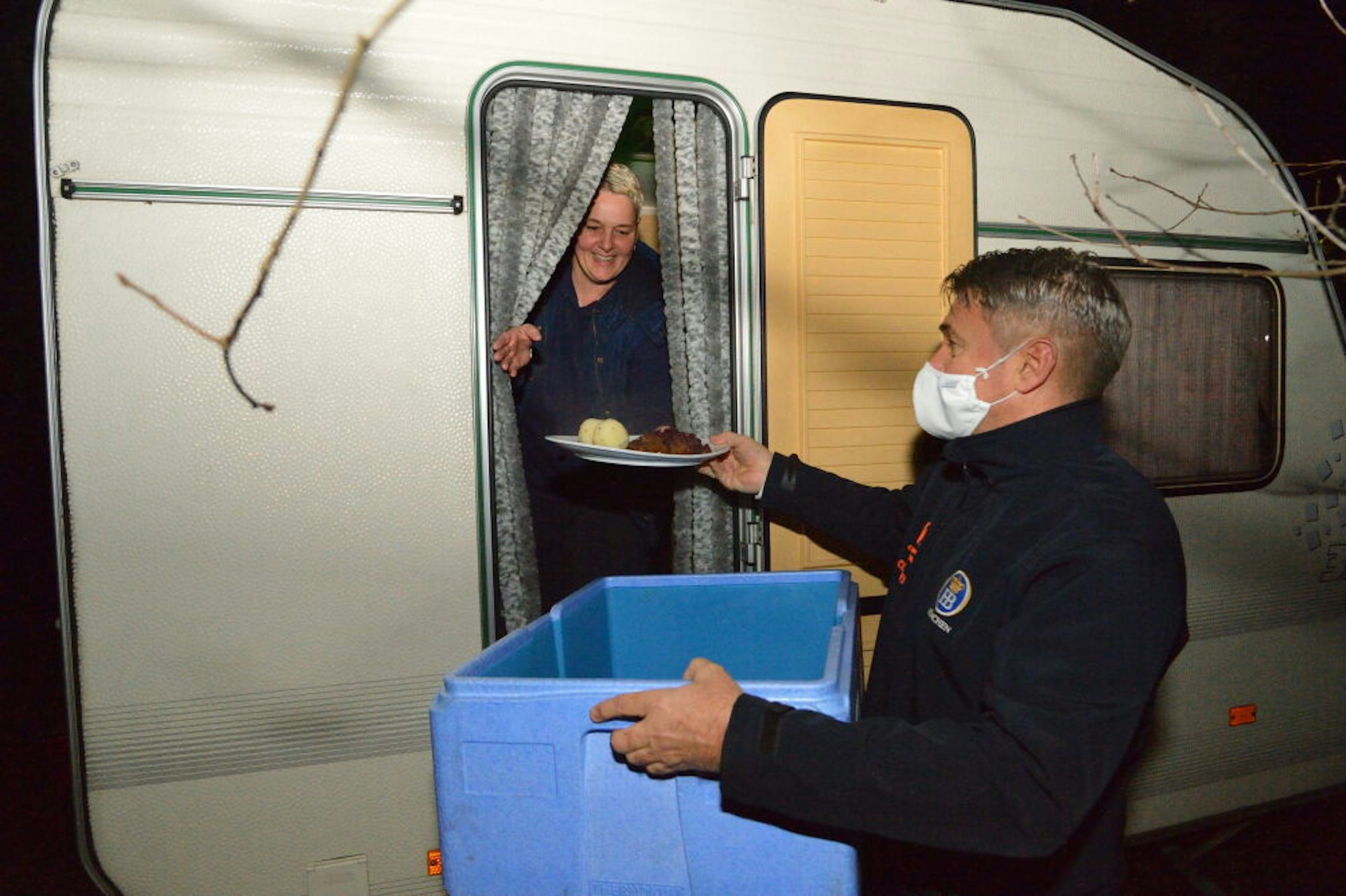 Das Wohnmobil-Dinner bekamen die Gäste von Wirt Claudius Vučina (l.) in einer blauen Transportbox direkt in den Wohnwagen geliefert..