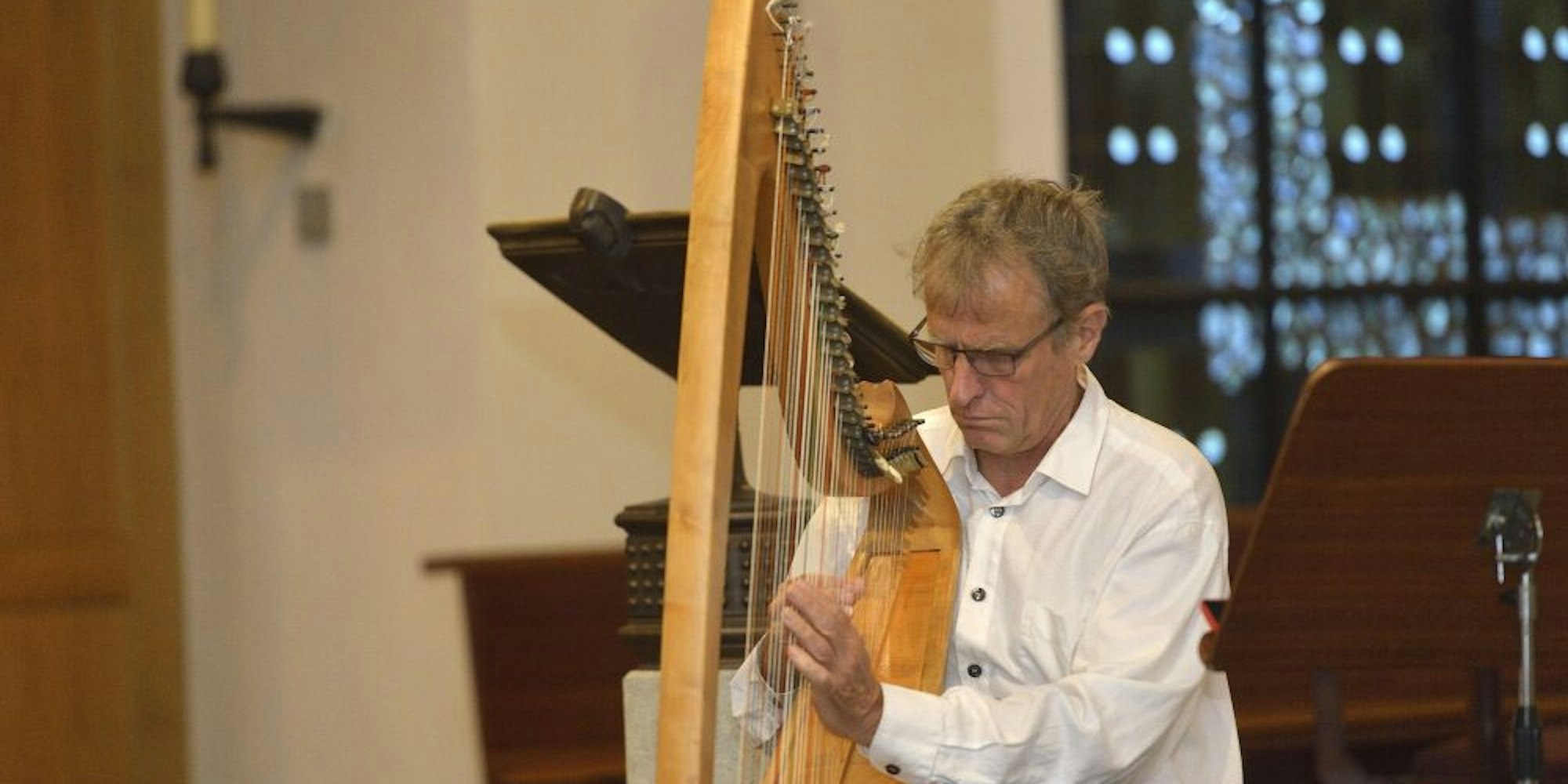 Harfenist Tom Daun spielte in St. Johann Baptist vor „vollem“ Haus.