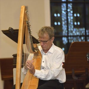 Harfenist Tom Daun spielte in St. Johann Baptist vor „vollem“ Haus.