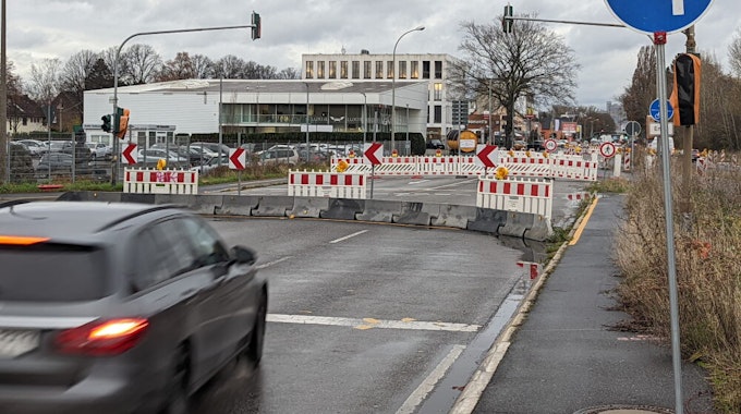 Gesperrt ist die alte Luxemburger Straße vor der Einmündung der Ortsumgehung. Autofahrer werden in den Ort umgeleitet.
