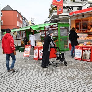 Nach Eröffnung der Treppenanlage der Schloßstraße waren Händler und Kunden verärgert über das starke Platz-Gefälle. Bei der Stadt bemühen sich die Planer um Abhilfe.