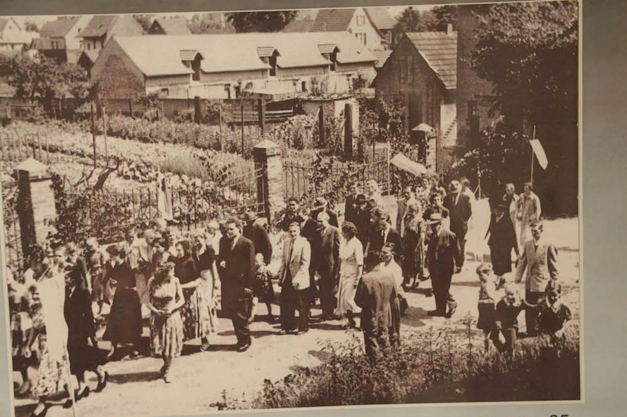 Eine Fronleichnamsprozession durch die Schulstraße in den 50er-Jahren in Keldenich.