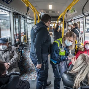 3G-Kontrolle im Bus nach Steinbüchel: Elisabeth Herdt prüft die Impfausweise der Fahrgäste.