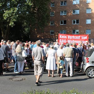 Am Samstag protestierten viele Mieter in Wesseling gegen den geplanten Verkauf der GAG-Wohnungen.