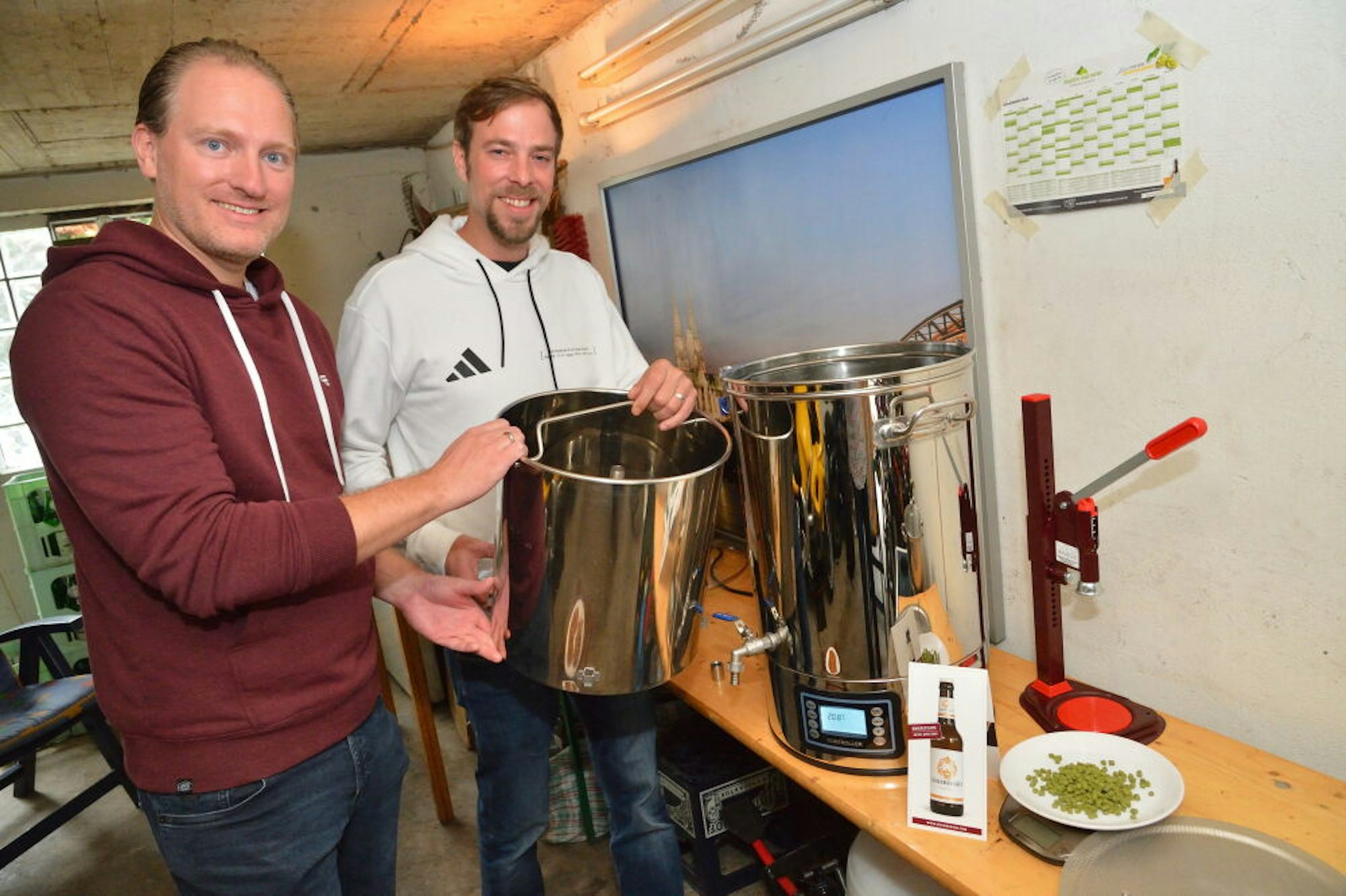 Die Hobbybrauer Björn Thoms (r.) und Sebastian Kaiser kreieren Craft-Biere in der Schildgener Garage von Thoms.