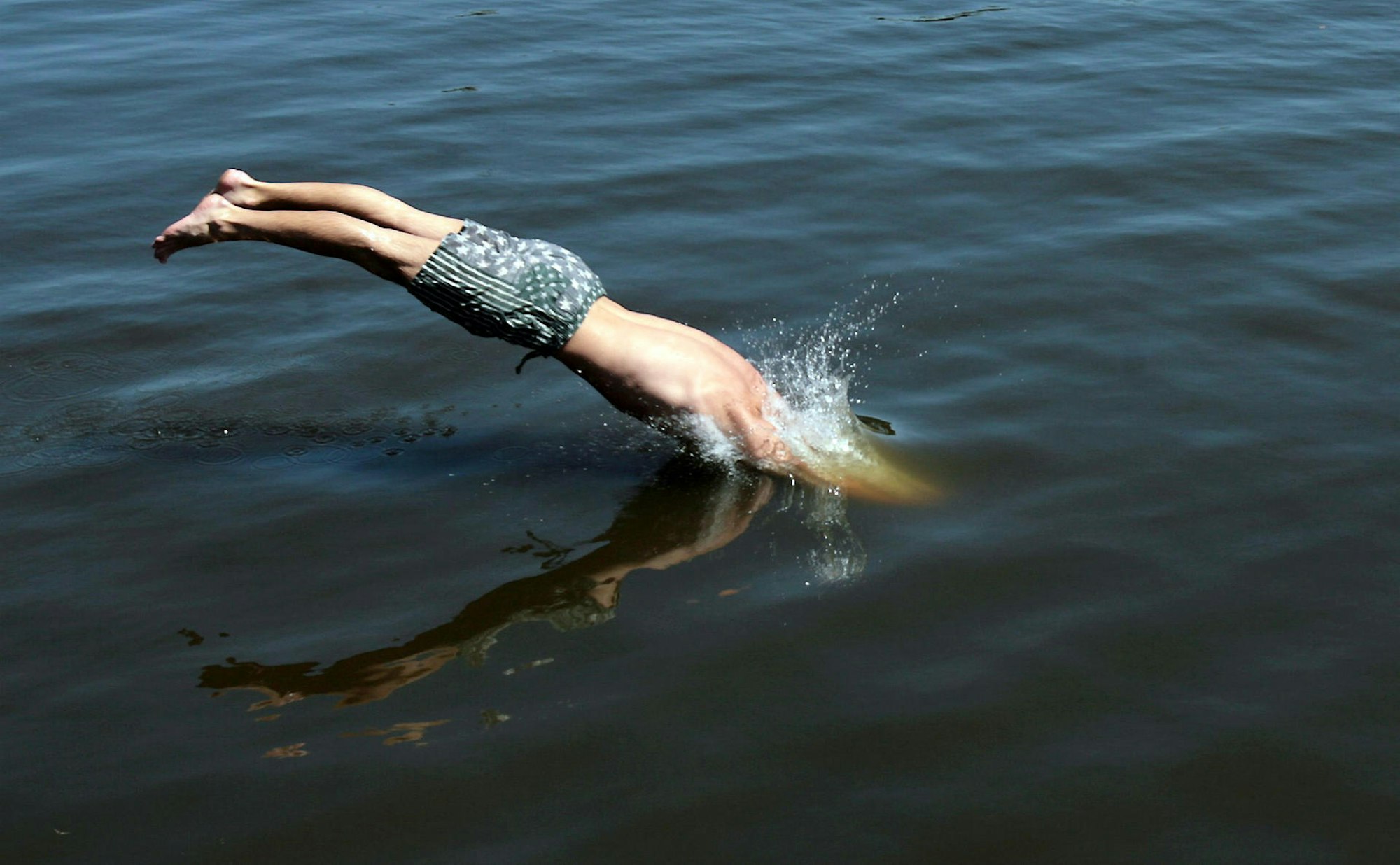 Kind springt in einen See dpa