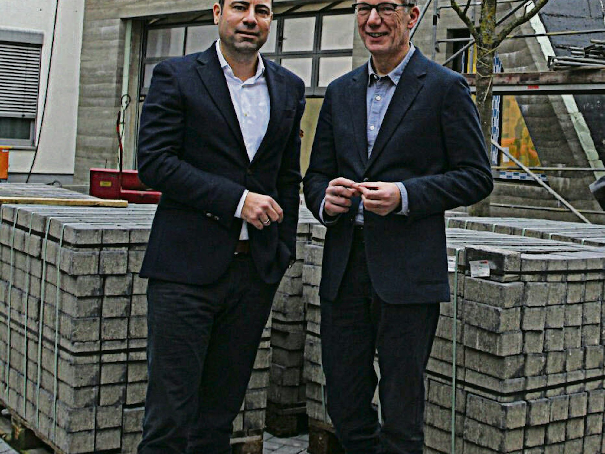 Verdichtung in der Jakobstraße: Geschäftsführer Gunnar Schneider und Architekt Detlef Wiegand am Severinsklösterchen, das um fünf Stockwerke wachsen soll.