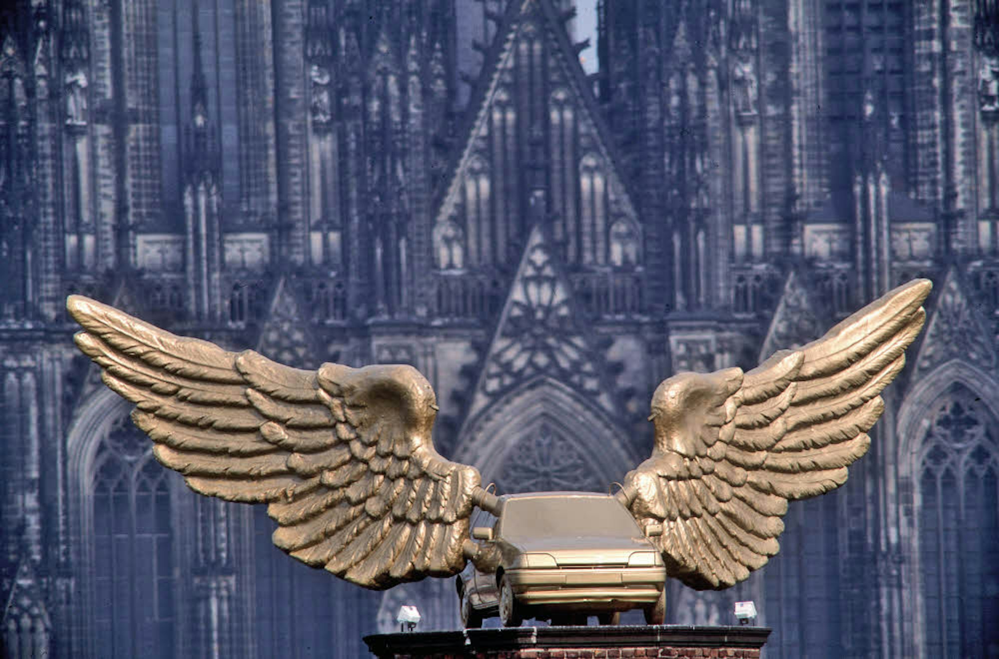 Aktionskünstler HA Schult verleiht dem Fiesta Flügel, heute steht das Objekt auf dem Kölnischen Stadtmuseum.