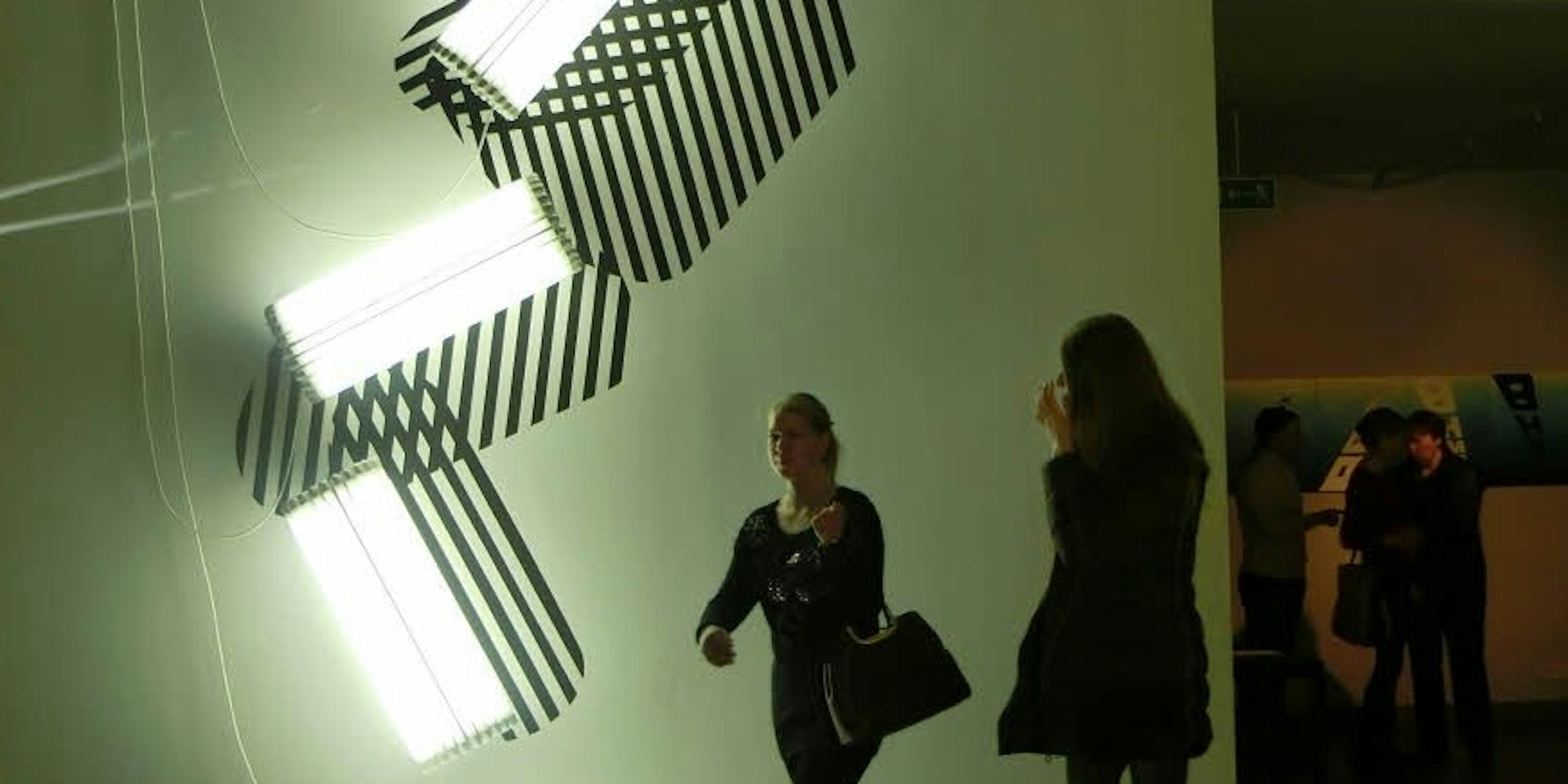 Geometrie in Licht: Eine der beiden Wandinstallationen des Künstlerduos in Moskau