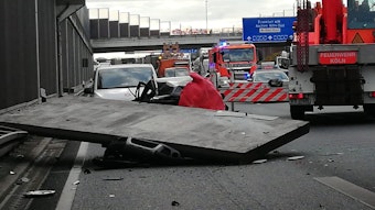Eine Betonplatte hat ein Auto unter sich zerquetscht.