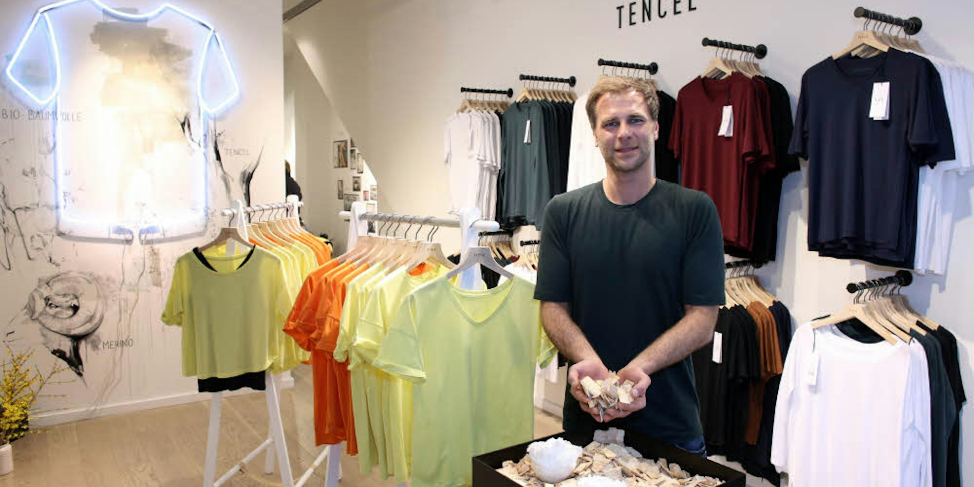 Geschäftsführer Peter Dirski zeigt im neuen Geschäft auf der Ehrenstraße die Materialien, aus denen seine T-Shirts sind.
