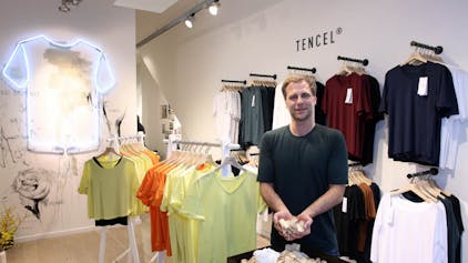 Geschäftsführer Peter Dirski zeigt im neuen Geschäft auf der Ehrenstraße die Materialien, aus denen seine T-Shirts sind.