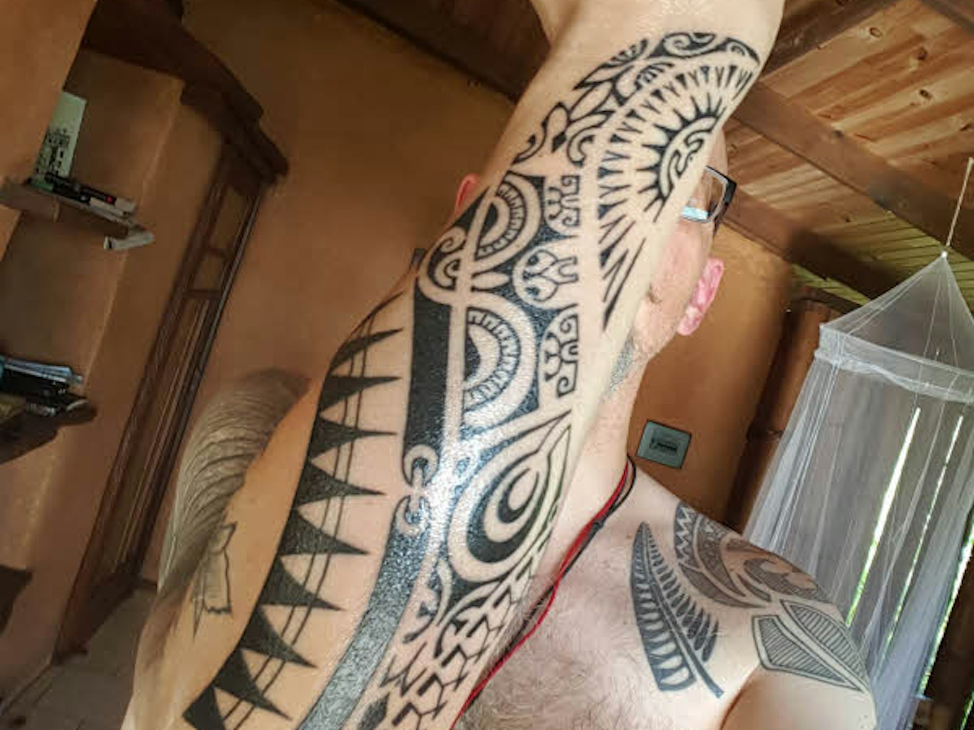 Aus dem Urlaub in Polynesien hat Müller-Grote die Unterarm-Tattoos mitgebracht. Die grafischen Elemente sind beheimatet in der Lapita-Kultur, die sich von Asien aus in der Südsee verbreitet hat.
