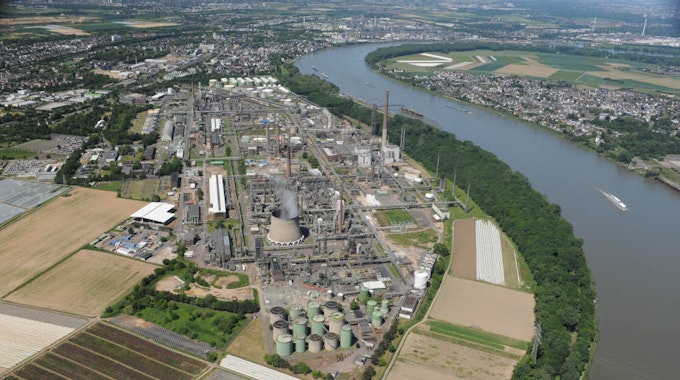 Die Shell Rheinland Raffinerie liegt direkt am Rhein. Das Werksgelände ist insgesamt etwa 4,5 Quadratkilometer groß.