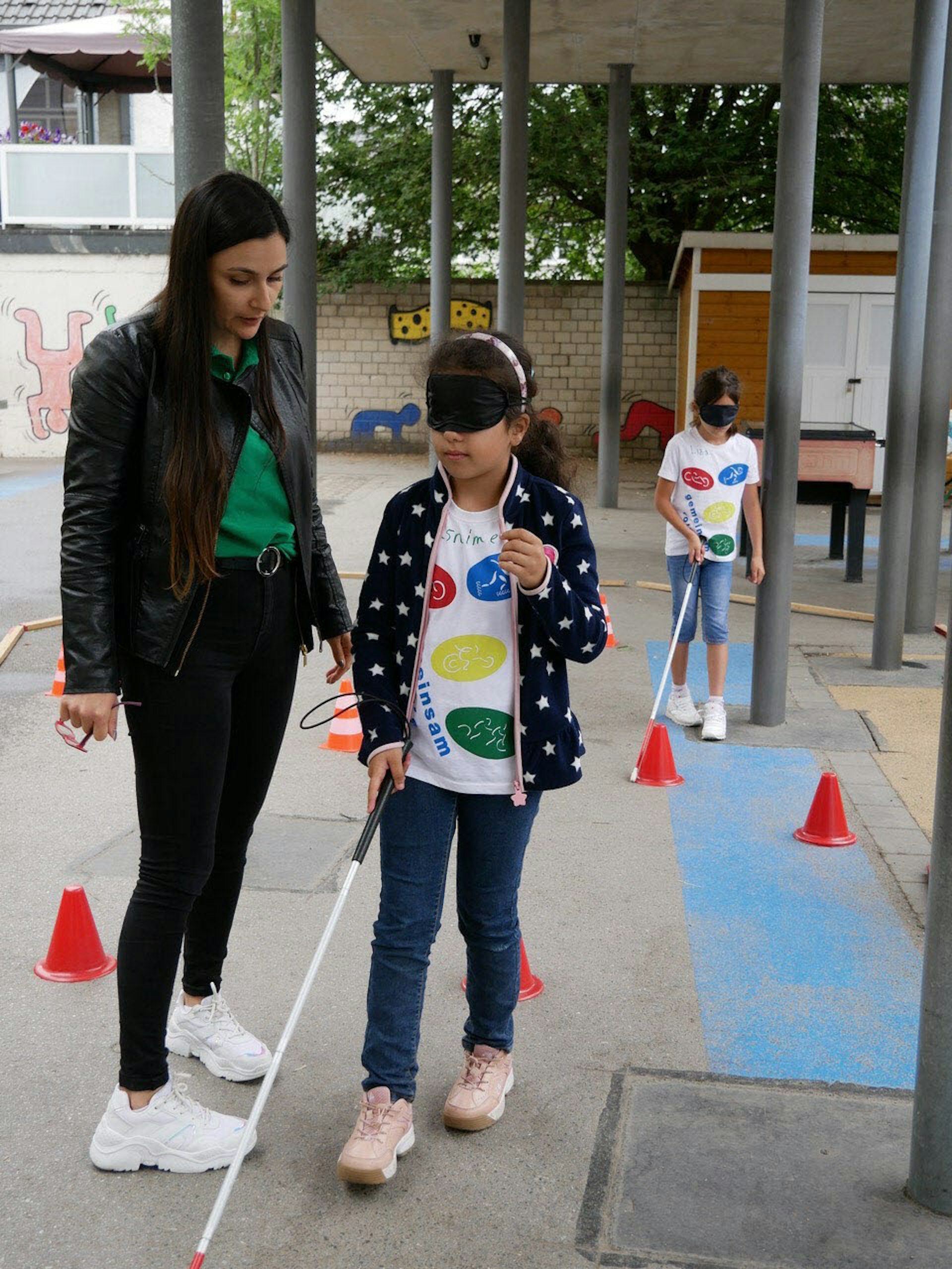 Die Station „Orientierung mit dem Blindenstock“ führt die Schüler auf unbekanntes Terrain. „Fortbewegen mit Hilfe eines Rollstuhls“ heißt die Station, die in der Sporthalle absolviert wird.